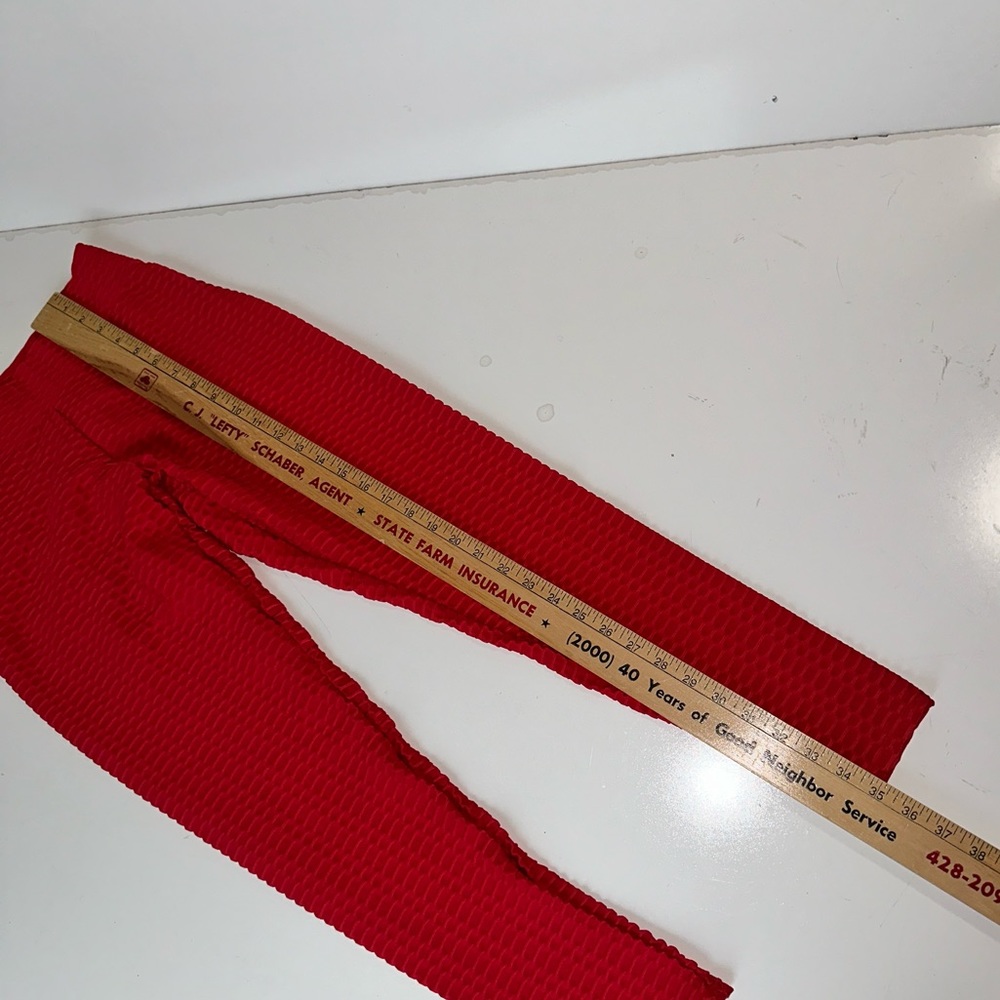 Yoga pants high stretch red textured, ruching at back to flatter figure Large - Picture 8 of 9